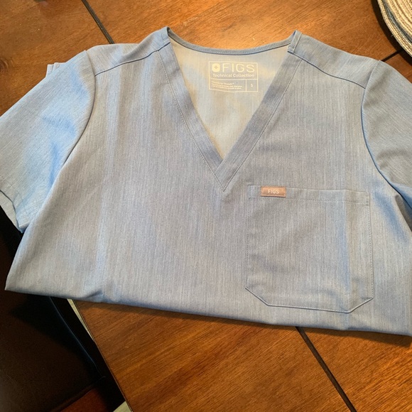 Figs scrub top and bottom - Picture 1 of 4